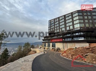 NOVOGRADNJA ROOF GARDENS Savremeni i izuzetno prostrani trosobni stan površine 116 m², jugozapadne orijentacije, smješten na drugom spratu novog, eskluzivnog stambeno-poslovnog kompleksa “Roof Gardens”, sa prelijepim pogledom, na atraktivnoj lokaciji