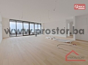 NOVOGRADNJA ROOF GARDENS! Savremeni i izuzetno prostrani trosobni stan površine 116 m², jugozapadne orijentacije i prelijepog pogleda, smješten na drugom spratu novog, eskluzivnog stambeno-poslovnog kompleksa “Roof Gardens”– parking mjesto uključeno u cij