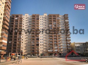 Kompaktna garsonjera na desetom spratu sa zatvorenom lođom, naselje „Miljacka“, Novi Grad