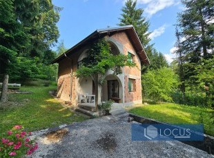 A weekend house with a beautifully landscaped yard and an open view on a 791m2 plot in a natural setting and a convenient location in the settlement of Gornje Vlakovo, Ilidža