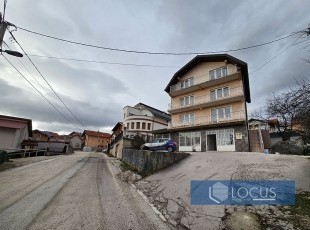 Uknjižena i useljiva kuća sa poslovnim prostorom i odličnim pristupom na parceli površine 284m2 u ulici Humska, naselje Pofalići, Novo Sarajevo