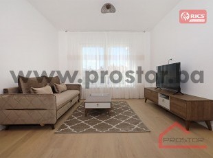 Lijepo namješten dvosoban stan na prvom spratu sa privatnim parking mjestom u novogradnji Queens