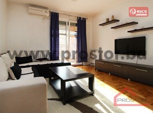 Namještena garosnjera sa balkonom, Stup