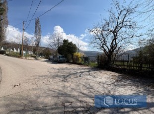 Prostrana i osunčana parcela površine 3.013m2 u prelijepom okruženju, udaljena samo desetak minuta vožnje od Baščaršije, naselje Faletići, Stari Grad