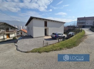 Useljiva kuća sa prostranim dvorištem i otvorenim pogledom na parceli površine 318m2, smještena u blizini osnovne škole u naselju Aneks, Novi Grad