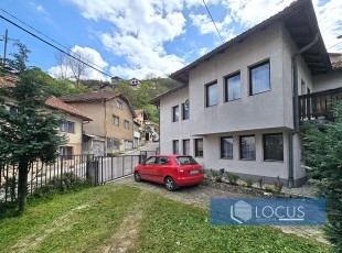 Kuća sa lijepo uređenim i prostranim dvorištem na parceli površine 469m2, udaljena samo 4 min od samog centra grada, u početku naselja Bistrik, Stari Grad