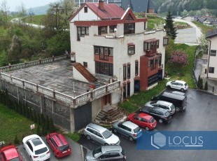 Kvalitetno građen stambeno poslovni objekat, površine 700m2 sa poslovnim prostorom, sedam apartmana i velikom garažom, pored TC Pacifik u centru Kiseljaka