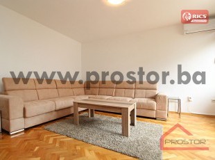 Renoviran namješten trosoban stan u blizini OHR-a 70m2