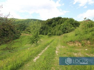 Zemljište uknjižene površine 38.338 m² u prelijepom prirodnom okruženju sa bukovom šumom, livadama i potokom u naselju Gornji Malešići. Opština Ilijaš