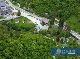 Zemljišna parcela uknjižene površine 1049 m² u blizini glavne saobraćajnice sa otvorenim pogledom, nalazi se iza restorana Zovik, Hadžići