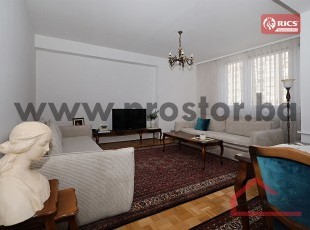 Prostran trosoban stan preko puta Medicinskog fakulteta, Centar