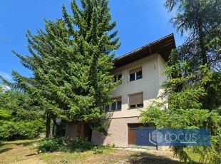 Great location!!! House with a living area of ​​471m2 on a spacious plot of 3,664m2 located in an urban environment, only approx. 650 m from the center of Vogošće