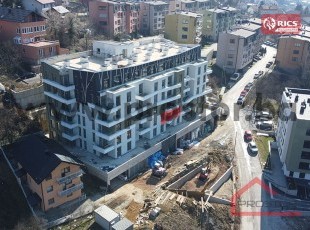 NOVOGRADNJA ALTIUM, CENTAR. Dvosoban stan sa balkonom, odlične spratnosti i orijentacije, lijepog pogleda sa obiljem prirodnog svjetla – JEDINI DOSTUPAN STAN! Useljenje decembar 2026.