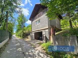 Vikendica na parceli površine 817m2 u prirodnom okruženju i pristupačnoj lokaciji, udaljena samo cca. 12 minuta vožnje od samoga centra Ilidže, Gladno Polje