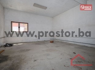 Višenamjenski poslovni prostor u prizemlju objekta koji se nalazi na samoj ulici, Šip