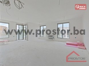 NOVOGRADNJA ALTIUM, CENTAR. Trosoban stan dvostrane orijentacije sa obiljem prirodnog svjetla, idealne spratnosti i otvorenog pogleda. JEDINI DOSTUPAN STAN! Useljenje decembar 2026.