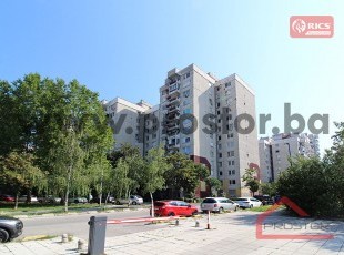 Prostran trosoban stan sa lođom, ulica Trg ZAVNOBiH-a, Alipašino polje, Novi Grad. Mogućnost pretvaranja u manji četverosoban stan!