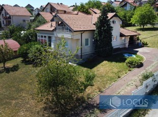 Kvalitetno građena i moderno uređena kuća prostranim i uređenim dvorištem na parceli uknjižene površine 1806m2 u naselju Blagovac, Općina Vogošća