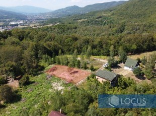 Zemljište sa komunalnom infrastrukturom, uknjižene površine 610m2 smještena na ravnom terenu i prelijepom okruženju u naselju Kobiljača- Buhotina, Kiseljak