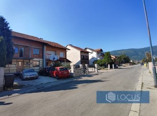 Kuća u nizu sa tri etaže, bruto kvadrature cca. 250m2, smještena na izuzetno atraktivnoj i pristupačnoj lokaciji u naselju Sokolović Kolonija, Ilidža