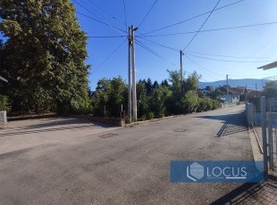 Ruševna kuća sa komunalnim priključcima na parceli uknjižene površine 900m2, smještena na izuzetno atraktivnoj lokaciji u početku naselja Butmir, Ilidža