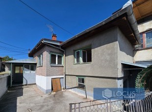 Uknjižena kuća u izvornom stanju sa garažom na parceli površine 166m2, udaljena samo cca. 5 min od epicentra grada, naselje Bardakčije, Centar