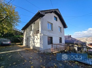 Uknjižena kuća stambene površine cca. 210m2 sa četiri stambene jedinice i garažom na atraktivnoj lokaciji u ul. Garaplina, naselje Bistrik, Stari Grad