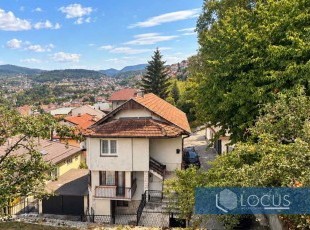Uknjižena kuća stambene površine cca. 210m2 sa četiri stambene jedinice i garažom na atraktivnoj lokaciji u ul. Garaplina, naselje Bistrik, Stari Grad