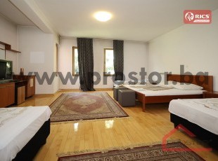 Attractive standalone commercial property of approx. 1,200 m² with a restaurant, 14 rooms, parking and a green area, Hrasno – Azize Šaćirbegović