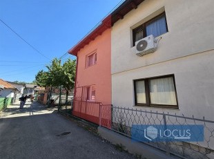 Uknjižena i useljiva dupleks kuća i dvorištem i garažom na parceli površine 346m2 u pristupačnom dijelu naselja Soukbunar, Opština Centar