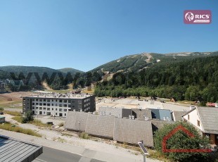 Trosoban, dvoetažni namješten apartman otvorenog pogleda na odličnoj lokaciji. Babin do, Bjelašnica