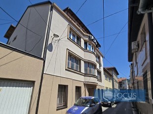 Prostran, trosoban stan uknjižene površine 136m2, udaljen samo cca. 250 metara od Baščaršije, tačnije u srcu Starog grada, naselje Logavina, Stari Grad