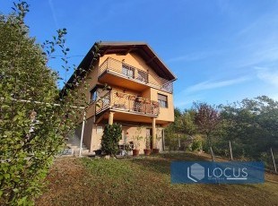 Kvalitetno građena, uknjižena kuća sa uređenim i osunčanim dvorištem na parceli površine 745m2 u prelijepom okruženju, naselje Rakovica-Stanjevac, Ilidža