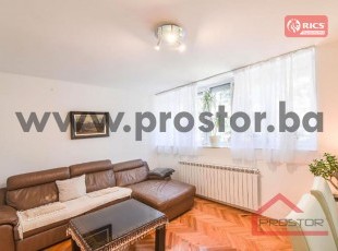 Beautifully Furnished Three-Bedroom Apartment with Private Parking, Višnjik