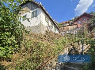 Uknjižena kuća u ruševnom stanju na parceli površine 508m2 sa otvorenim pogledom na grad u naselju Soukbunar, Općina Centar