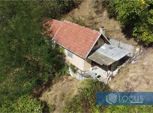 Vikendica u izvornom stanju sa osunčanim dvorištem na parceli uknjižene površine 734m2, udaljena samo 5-6 min vožnje od centra u naselja Vogošća