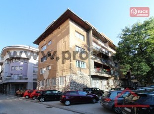 Prostran trosoban stan sa balkonom i parking mjestom u dvorištu zgrade, ul. Hasana Kikića, Centar