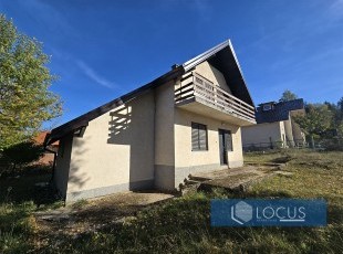 Uknjižena vikendica sa prostranim i osunčanim dvorištem na parceli površine 928m2, smještena u prelijepom, pristupačnom okruženju, nas. Tarčin, Hadžići