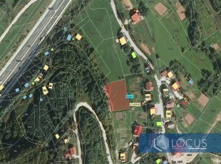 Zemljište sa komunalnom infrastrukturom, uknjižene površine 1.479m2 smješteno na ravnom terenu sa dobrim pristupom u naselju Mokrine, Općina Hadžići