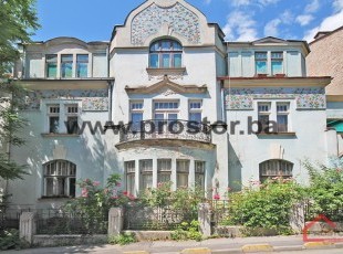 JEDINSTVENA NEKRETNINA! Četverosoban stan na prvom spratu u jednoj od najpoznatijih vila u blizini Katedrale, Stari Grad