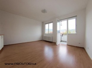 Refurbished studio apartment w/balcony, located nearby the Cathedral - SOLD!