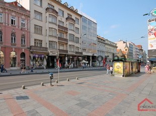 Ulica Maršala Tita! Peterosoban stan sa balkonom i lođom u zgradi sa liftom, preko puta Centralne banke - PRODANO!