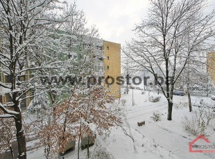 Četverosoban stan na prvom spratu sa dva balkona u zgradi od fasadne cigle, Dobrinja 3 - PRODANO!