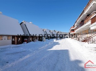 Komforan namješten apartman sa terasom i prelijepim pogledom na stazu, u prvom redu 