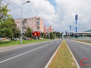 Djelimično adaptiran jednosoban stan na trećem spratu u neposrednoj blizini stadiona 