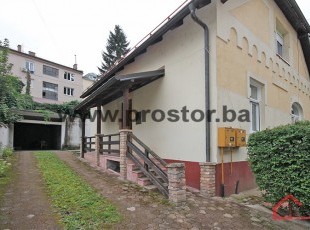 Namještena dvoetažna kuća površine 120m2 sa baštom i garažom u bizini OHRa, Kovačići