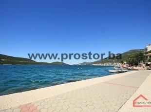 Jedinstvena prilika! Vikend kuća sa dvije terase i pomoćni objekat na prostrnaoj parceli. Prva linija do mora! Neum, BiH - PRODANO!